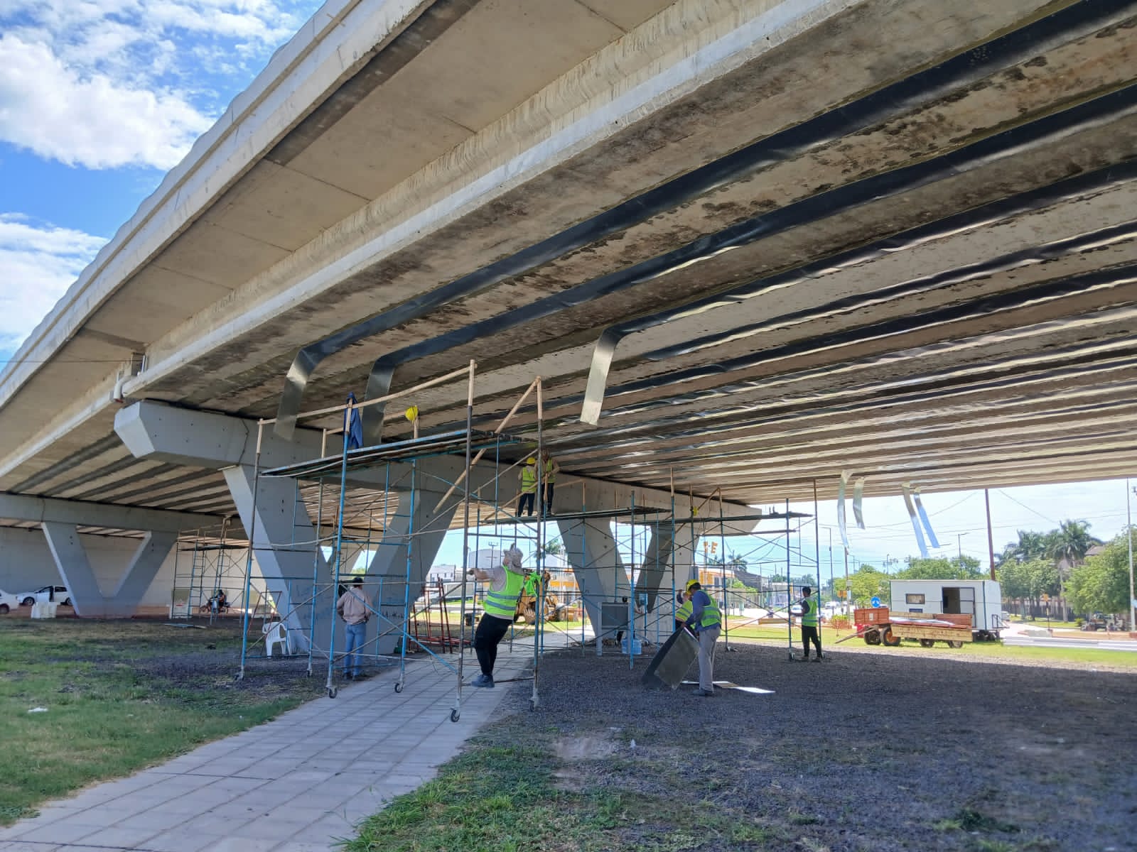 Konstrudesch crew on scaffolding performing maintenance under the Formosa ring road bridge